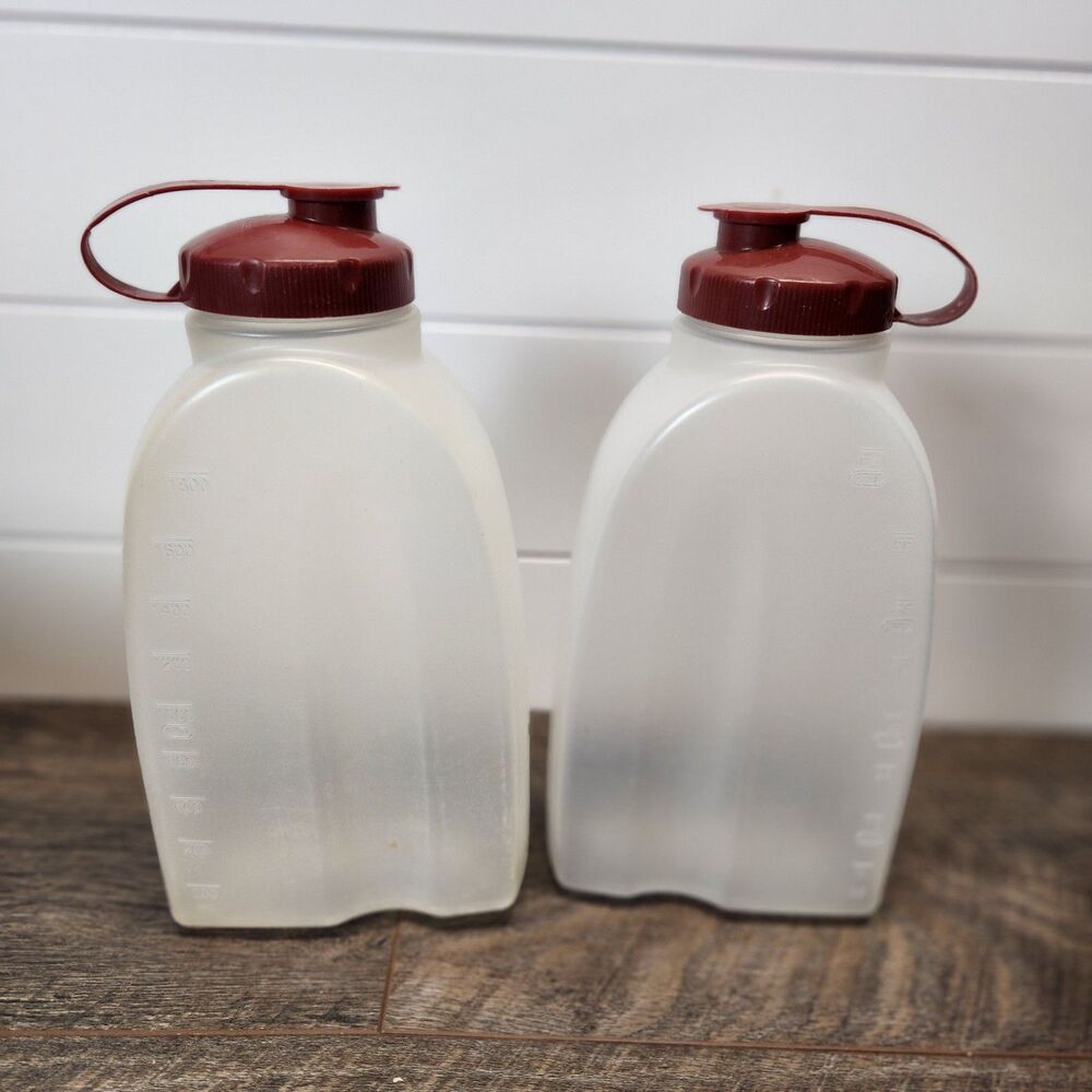 2 Rubbermaid Servin Saver Pitcher 2 QT Beverage Containers Bottles Red Lids